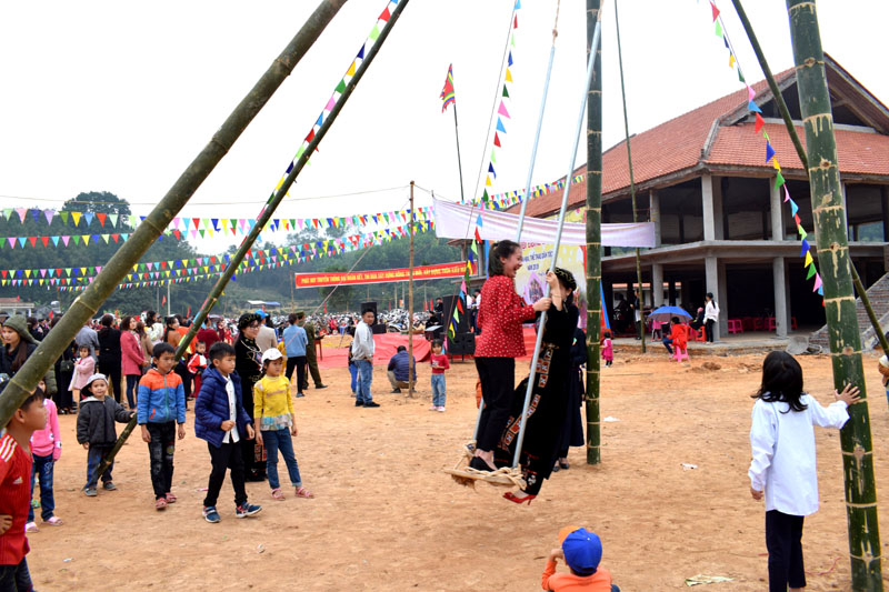 Người dân vui chơi tại Khu Văn hóa Đồng Đình trong Lễ hội Đồng Đình năm 2019