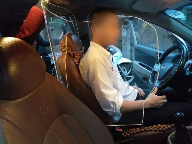 Hình ảnh xe taxi có khoang chắn bảo vệ tài xế lan truyền trên mạng xã hội mấy ngày gần đây. Ảnh: dantri.com.vn