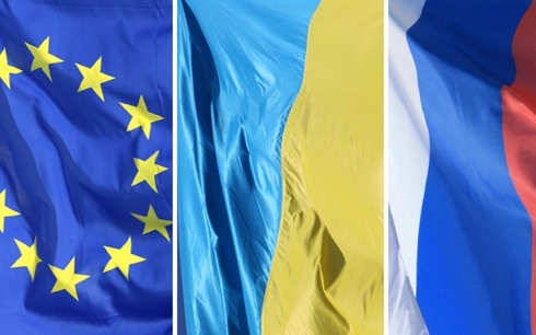 Cờ EU, Ukraine và Nga. Ảnh: DW.