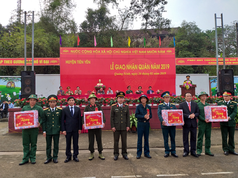 Lãnh đạo huyện Tiên Yên tặng quà cho đại diện tân binh và đơn vị về nhận quân