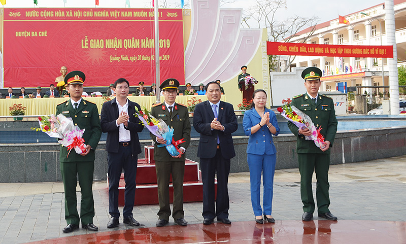 Đồng chí Vi Ngọc Bích cùng đại diện lãnh đạo huyện Ba Chẽ tặng hoa cho đơn vị nhận quân.