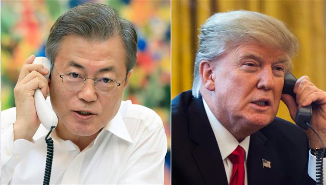 Tổng thống Mỹ Donald Trump (phải) và người đồng cấp Hàn Quốc Moon Jae-in (trái) trong cuộc điện đàm ngày 4/9. Ảnh: Yonhap/TTXVN