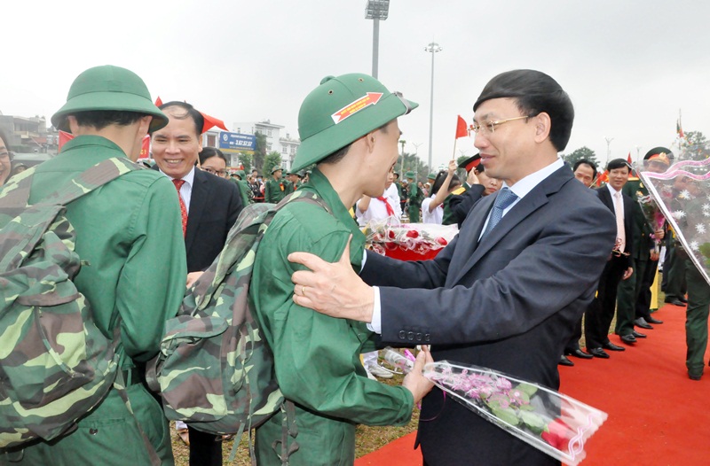 Đồng chí Nguyễn Xuân Ký, Phó Chủ tịch Thường trực HĐND tỉnh tặng hoa động viên tân binh lên đường nhập ngũ năm 2019.