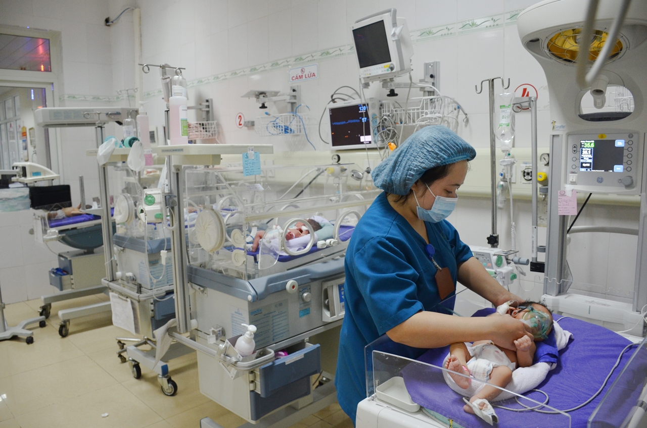 Trẻ nhẹ cân, sinh non được chăm sóc tại Khoa Sơ sinh, Bệnh viện Sản Nhi Quảng Ninh