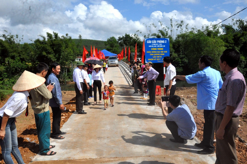 Công trình cầu dân sinh thôn Cấu Phùng 2 được hoàn thành từ nguồn lực xã hội hóa là một trong những công trình hạ tầng động lực giúp xã Quảng Sơn (Hải Hà) thực hiện Đề án 196, thoát khỏi diện ĐBKK.