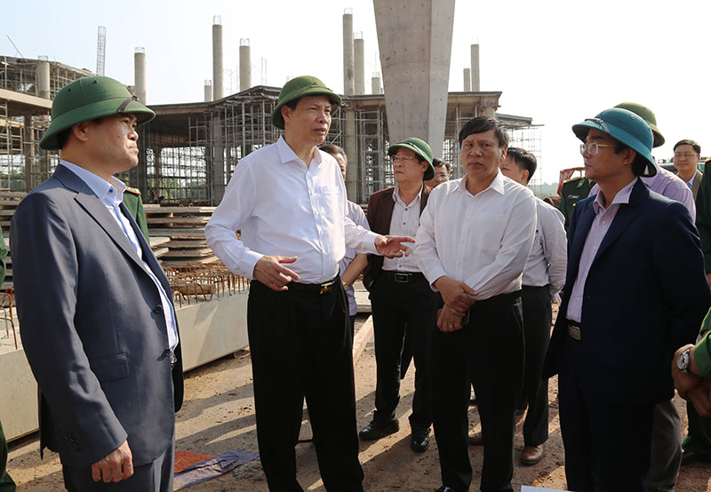 Đồng chí Nguyễn Đức Long, Chủ tịch UBND tỉnh kiểm tra tiến độ thi công dự ántrạm kiểm soát liên ngành cầu Bắc Luân II