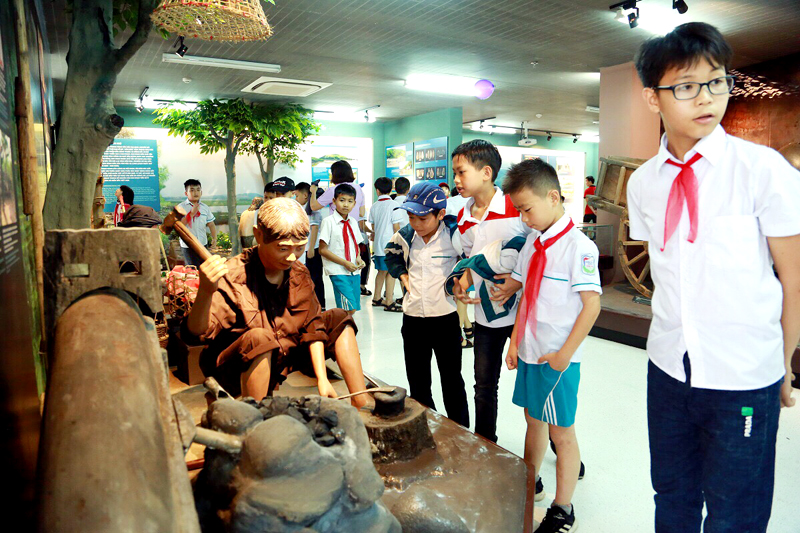 Các em nhỏ tham quan Trung tâm Văn hóa, Thể thao các dân tộc vùng Đông Bắc - một trong 4 điểm du lịch của Tiên Yên.