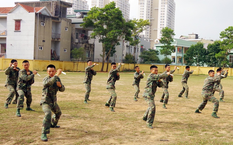 Cán bộ chiến sĩ Đại đội Trinh sát luyện tập bài võ thuật chuẩn bị cho lễ ra quân huấn luyện năm 2019. 