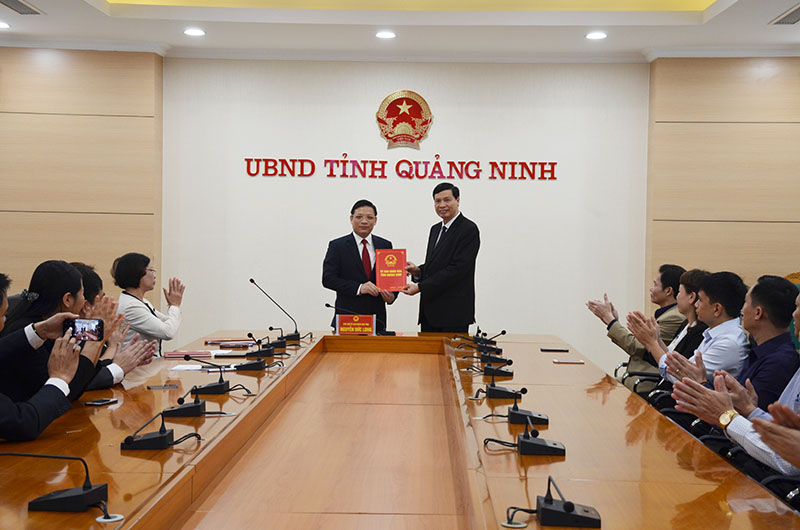 Đồng chí Nguyễn Đức Long, Phó Bí thư Tỉnh ủy, Chủ tịch UBND tỉnh trao quyết định bổ nhiệm 