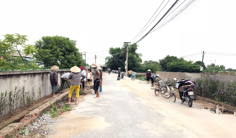 Người dân xã Hải Xuân, Móng Cái dọn vệ sinh môi trường, xây dựng thôn NTM kiểu mẫu.