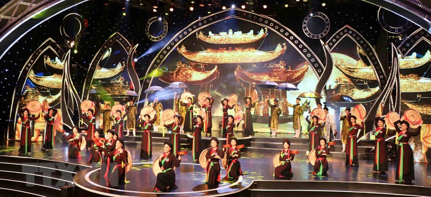    Các thí sinh Người đẹp Kinh Bắc trong trang phục Quan họ. (Ảnh: Thanh Thương/TTXVN)