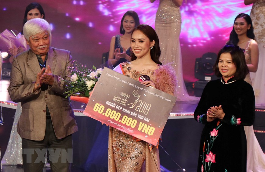    Ban tổ chức trao giải cho Người đẹp Kinh Bắc thứ Nhì năm 2019 cho người đẹp Nguyễn Thị Vân Anh. (Ảnh: Thanh Thương/TTXVN)
