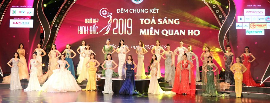   Các người đẹp Kinh Bắc trong phần trình diễn trang phục dạ hội. Ảnh: Thanh Thương/TTXVN