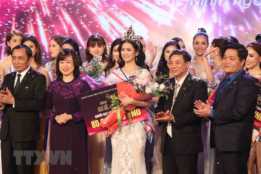   Ban tổ chức trao giải cho Người đẹp Kinh Bắc thứ Nhất năm 2019 cho thí sinh Nguyễn Thị Thu Phương. (Ảnh: Thanh Thương/TTXVN)