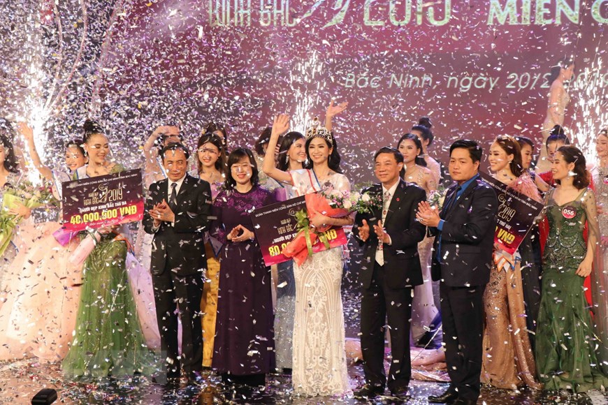   Ban tổ chức trao giải cho Người đẹp Kinh Bắc thứ Nhất năm 2019 cho thí sinh Nguyễn Thị Thu Phương. (Ảnh: Thanh Thương/TTXVN)