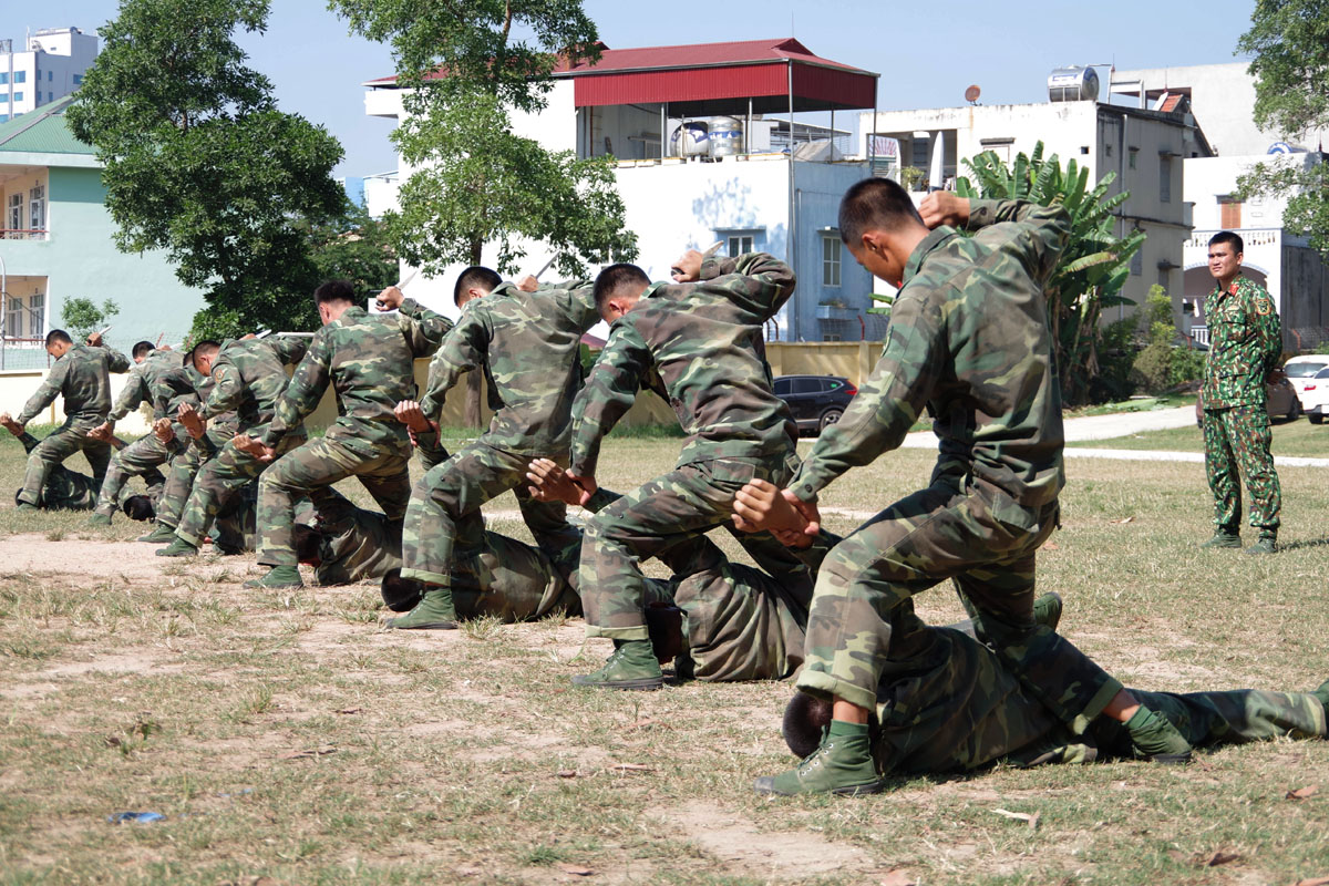 Cán bộ, chiến sĩ Đại đội Trinh sát (Bộ CHQS tỉnh) tích cực luyện tập võ thuật chuẩn bị cho lễ ra quân huấn luyện ngày 1/3/2019.