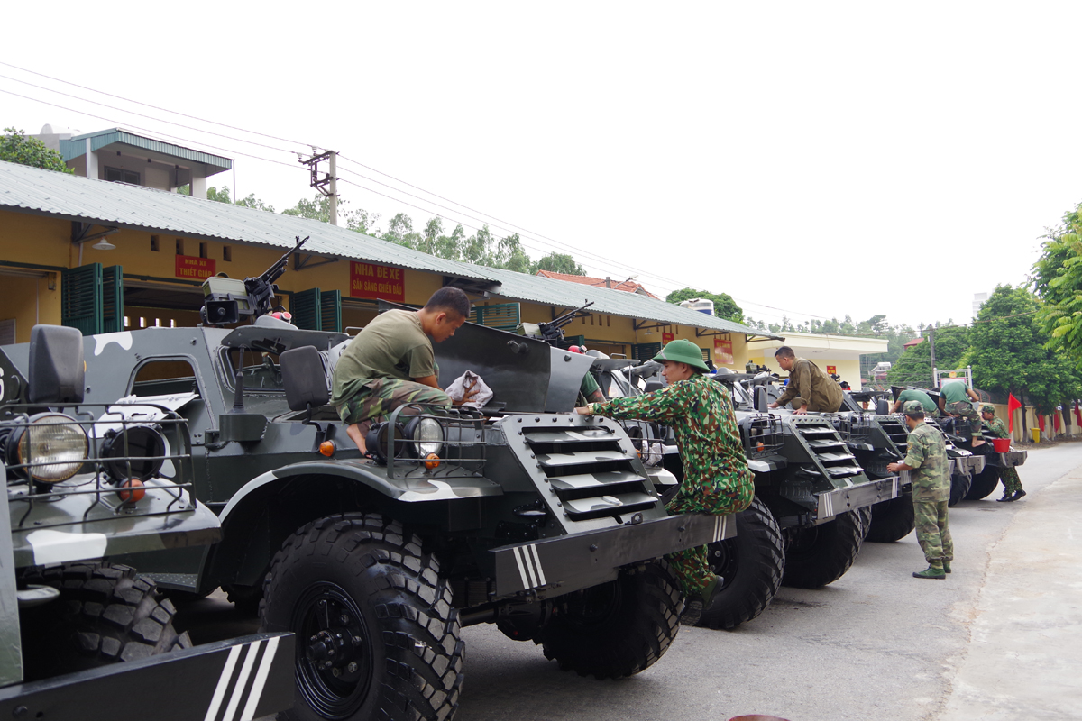 Cán bộ, chiến sĩ Đại đội Thiết giáp (Bộ CHQS tỉnh) bảo quản xe thiết giáp để bước vào mùa huấn luyện mới.