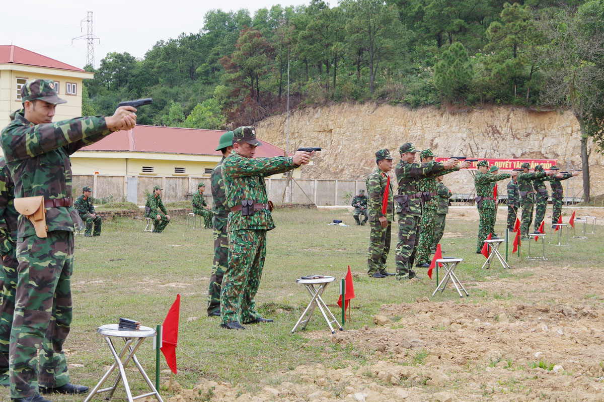 Cán bộ các cơ quan đơn vị kiểm tra nội dung bắn súng tại lớp tập huấn cán bộ do Bộ CHQS tỉnh tổ chức vào tháng 1/2019.