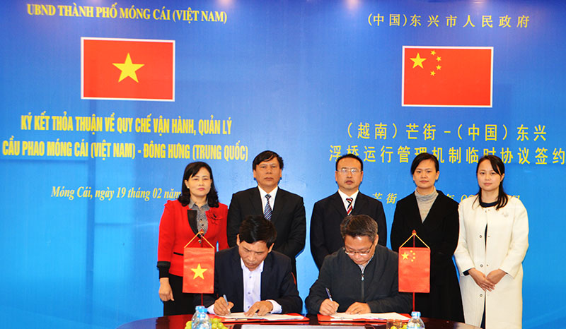 lãnh đạo TP Móng Cái (Việt Nam) và TP Đông Hưng (Trung Quốc) ký quy chế vận hành, quản lý cầu phao.
