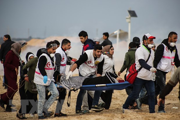 Nhân viên y tế chuyển người Palestine bị thương trong cuộc đụng độ với binh sỹ Israel tại khu vực biên giới Dải Gaza-Israel, ngày 19/2/2019. (Ảnh: THX/TTXVN)