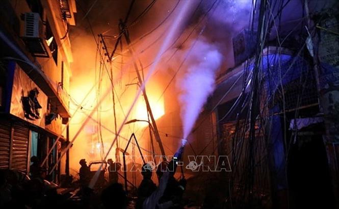 Hiện trường vụ hỏa hoạn tại Dhaka, Bangladesh, ngày 21/2/2019. Ảnh: Reuters/NDTV/TTXVN