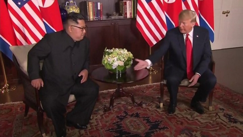 Tổng thống Mỹ Donald Trump và lãnh đạo Kim Jong-un tại Thượng đỉnh Mỹ-Triều lần 1 ở Singapore. Ảnh: BBC.