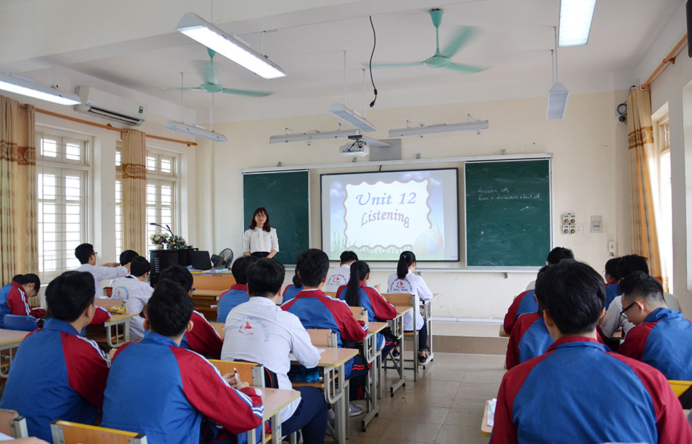 Tiết học tiếng Anh của học sinh lớp 12 Hóa, Trường THPT Chuyên Hạ Long.