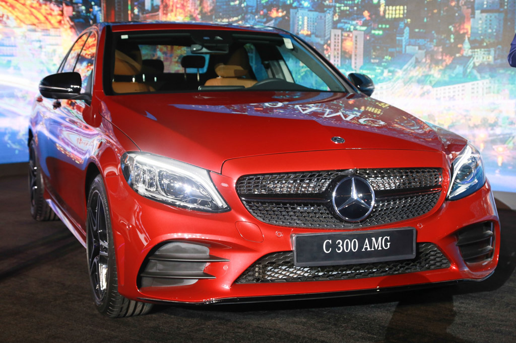 Mercedes-Benz C-Class có những nâng cấp về ngoại hình lẫn động cơ.