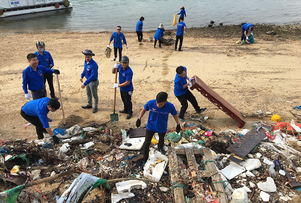 ĐVTN TP Hạ Long tham gia dọn vệ sinh môi trường dọc bờ biển phường Hồng Hà, TP Hạ Long.