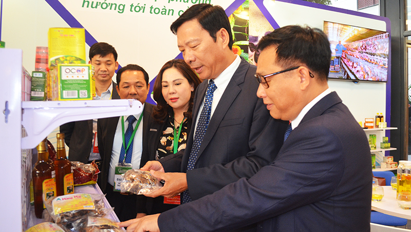 Sản phẩm OCOP Quảng ninh trưng bày tại gian hàng triển lãm các sản phẩm nông nghiệp trong khuôn khổ Hội nghị tổng kết 10 năm thực hiện Nghị quyết 26 của Chính phủ về 