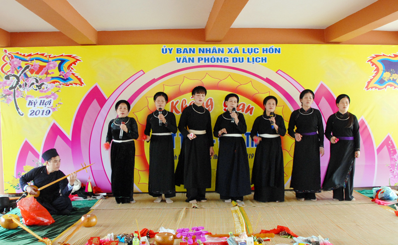 CLB hát then xã Lục Hồn luyện tập tại Nhà văn hóa xã. 
