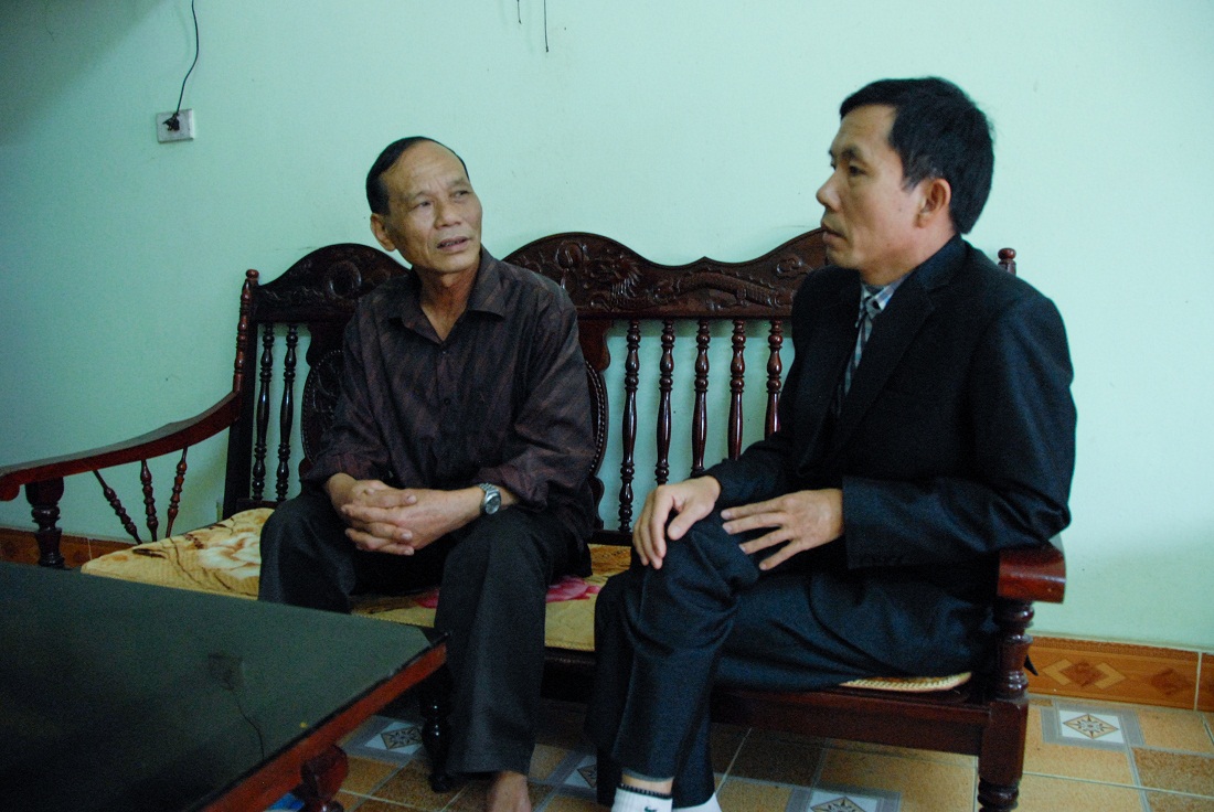 Trung tá Nguyễn Khắc Bẩm (bên trái) nguyên là Đại đội trưởng Đại đội 3, Tiểu đoàn 130 thời kỳ 1978-1979.