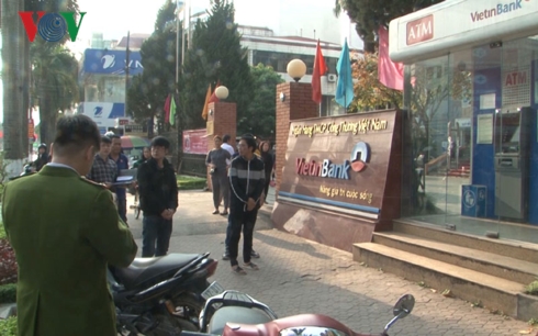 Hai đối tượng người Trung Quốc bị bắt khi đang lắp đặt thiết bị trộm cắp thông tin khách hàng tại cây ATM (đường Lê Lợi, Vĩnh Trại, Tp. Lạng Sơn)