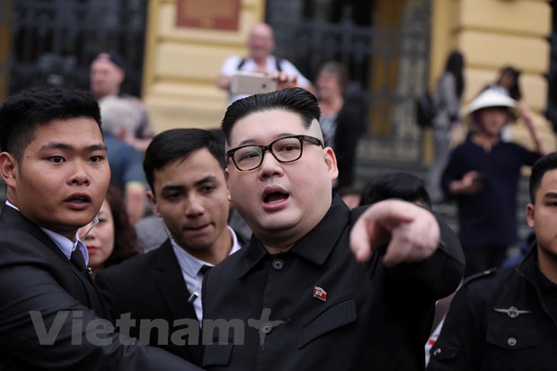 Ông Howard X (người đóng giả ông Kim Jong-un) xuất hiện tại Hà Nội. (Ảnh: Minh Sơn/Vietnam+)