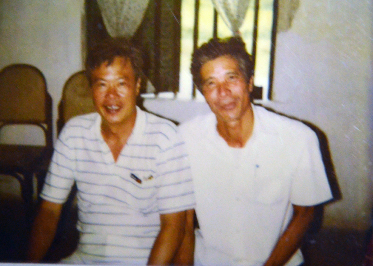 Bác sĩ Hàm (bên trái) và ông Nguyễn Duy Nhượng. Ảnh tư liệu của ông Nguyễn Duy Nhượng.