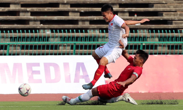 Lối chơi quyết liệt của các cầu thủ Indonesia khiến Việt Nam khó triển khai bóng. Ảnh: Đức Đồng.