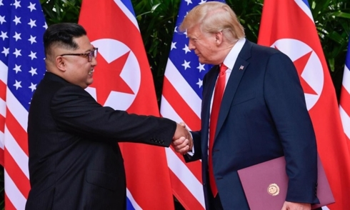 Tổng thống Mỹ Donald Trump (phải) và Chủ tịch Triều Tiên Kim Jong-un tại hội nghị thượng đỉnh lần đầu ở Singapore tháng 6/2018. Ảnh: AFP.