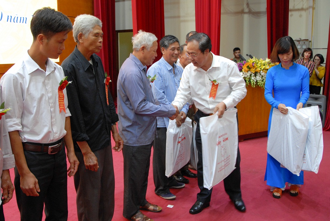 Người có uy tín của huyện Hải Hà nhận khen thưởng của Ủy ban MTTQ tỉnh.