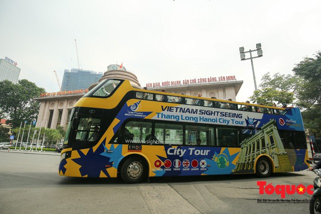 Xe bus 2 tầng phục vụ khách du lịch tại Hà Nội - Ảnh Nam Nguyễn