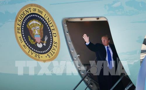 Tổng thống Donald Trump lên chuyên cơ Không Lực Một khởi hành đến Hà Nội, Việt Nam dự Hội nghị Thượng đỉnh Mỹ - Triều lần 2. Ảnh TTXVN