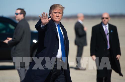 Tổng thống Mỹ Donald Trump (giữa) tại căn cứ không quân Andrews ở Maryland, chuẩn bị khởi hành tới Hà Nội, Việt Nam ngày 25/2/2019. Ảnh TTXVN
