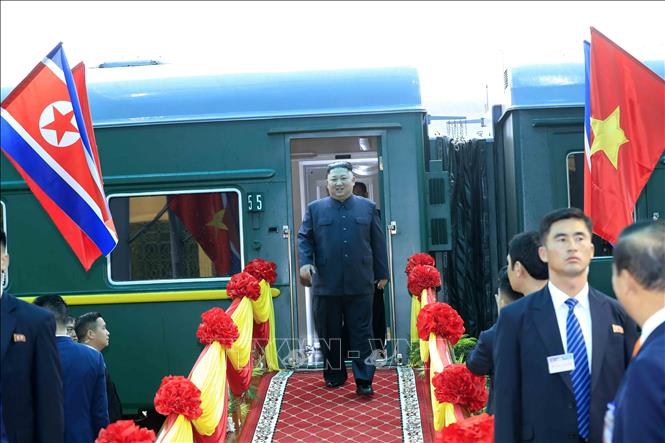 Chủ tịch Triều Tiên Kim Jong-un xuống tàu hỏa tại ga Đồng Đăng lúc 8 giờ 20 phút. Ảnh: Nhan Sáng/TTXVN
