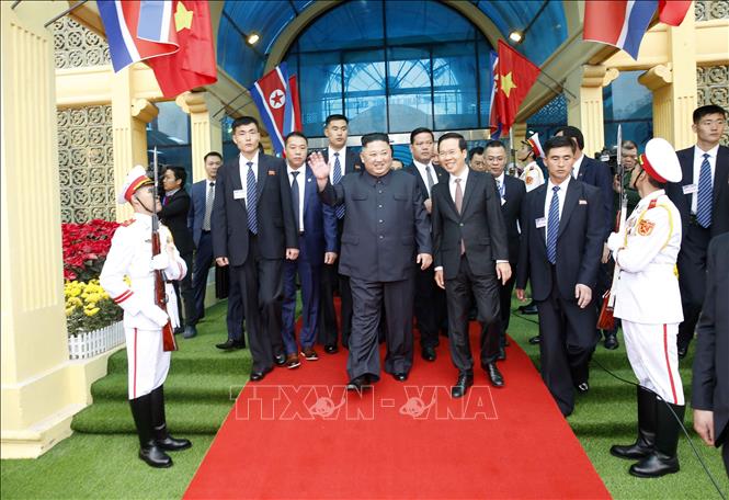 Chủ tịch Triều Tiên Kim Jong-un vẫy tay chào nhân dân Việt Nam. Ảnh: Nhan Sáng/TTXVN