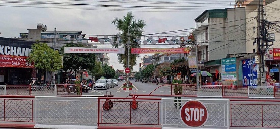 Công an TP Uông Bí triển khai lực lượng đảm bảo ANTT ngày khai mạc lễ hội chùa Ba Vàng.