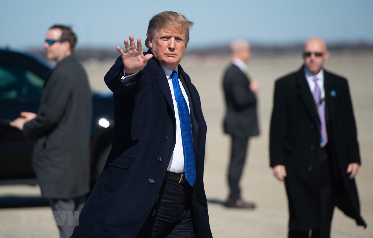 Tổng thống Mỹ Donald Trump (giữa) tại căn cứ không quân Andrews ở Maryland, chuẩn bị khởi hành tới Hà Nội, Việt Nam ngày 25/2/2019. (Ảnh: AFP/TTXVN)