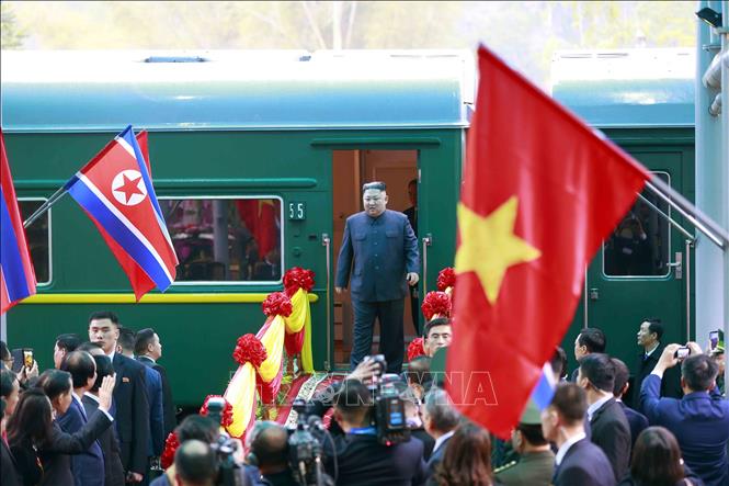 Chủ tịch Triều Tiên Kim Jong-un xuống tàu hỏa tại ga Đồng Đăng. Ảnh: Doãn Tấn /TTXVN