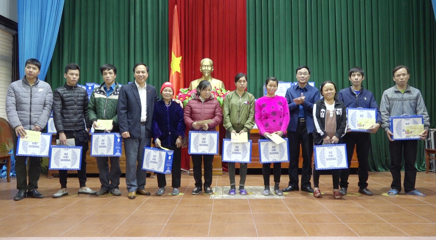 Phó Chủ tịch Thường trực UBND tỉnh Đặng Huy Hậu tặng quà cho các hộ tự nguyện viết đơn xin thoát nghèo trên địa bàn huyện Ba Chẽ. Ngọc Lợi (Trung tâm TT&VH Ba Chẽ)