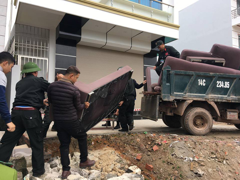 Lực lượng chức năng tiến hành thu dọn đồ của gia đình bà Bùi Thị Cống.