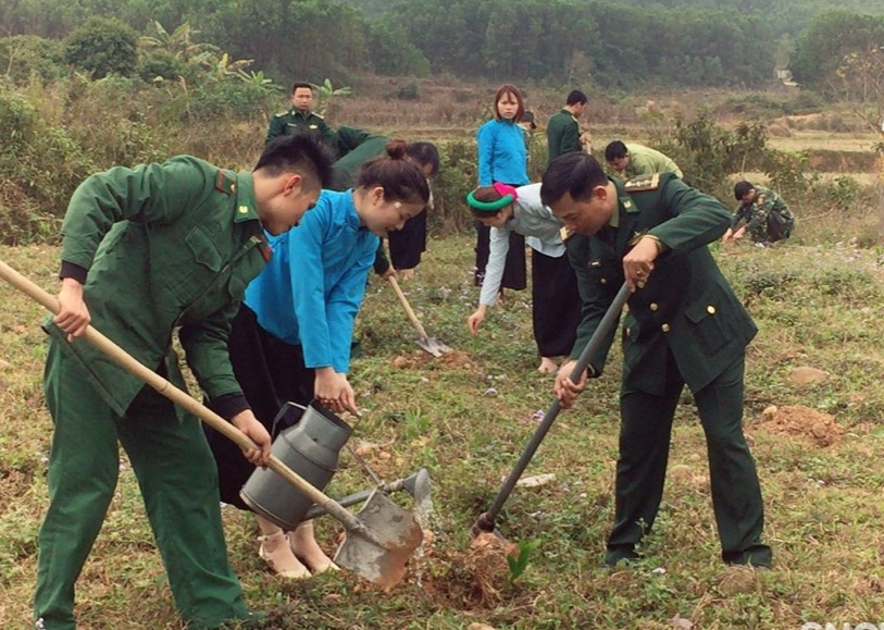 Cán bộ chiến sĩ Đồn Biên phòng Bắc Sơn và nhân dân thôn Thán Phún xã Bắc Sơn (TP Móng Cái) trồng cây gây rừng.