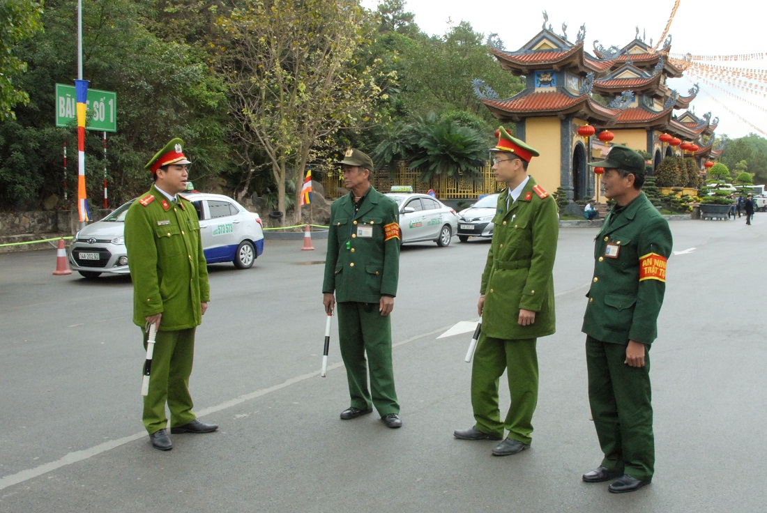 Công an TP Uông Bí và Công an phường Quang Trung trao đổi các giải pháp đảm bảo an toàn lễ hội chùa Ba Vàng.